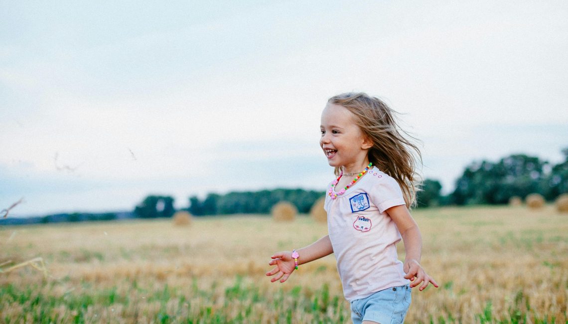 Trendy w modzie dziecięcej na styczeń - modne kolory i wzory