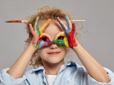 dziewczynka z pomalowanymi dłońmi