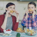 Ubrania dziecięce a pogoda – jak ubrać dziecko „na cebulkę”, mądrze i modnie?