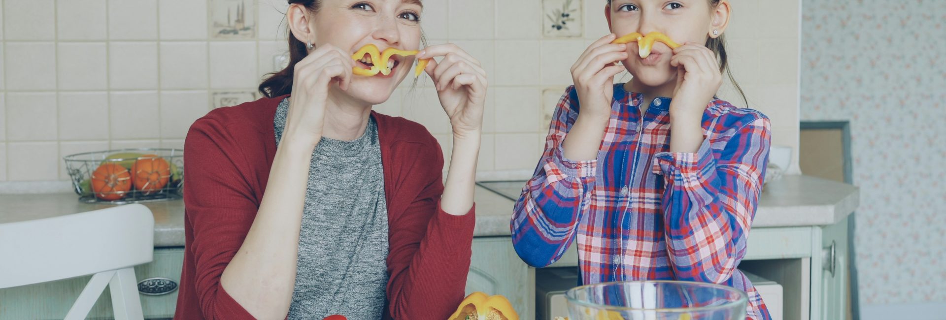 Kobieta i dziewczynka jedzą posiłek