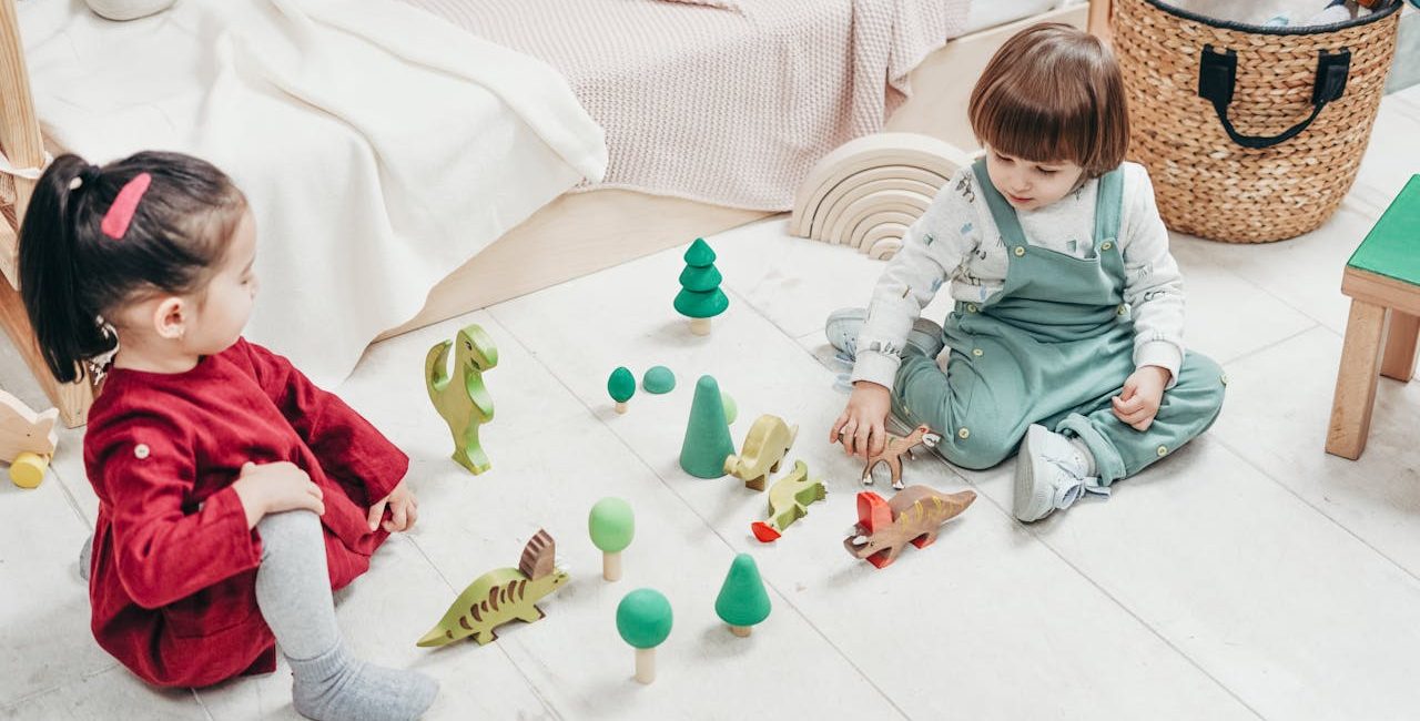 dzieci bawiące się w pokoju