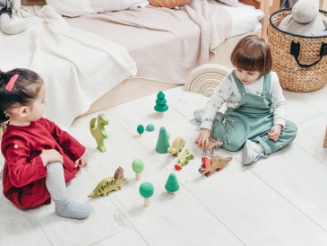 dzieci bawiące się w pokoju