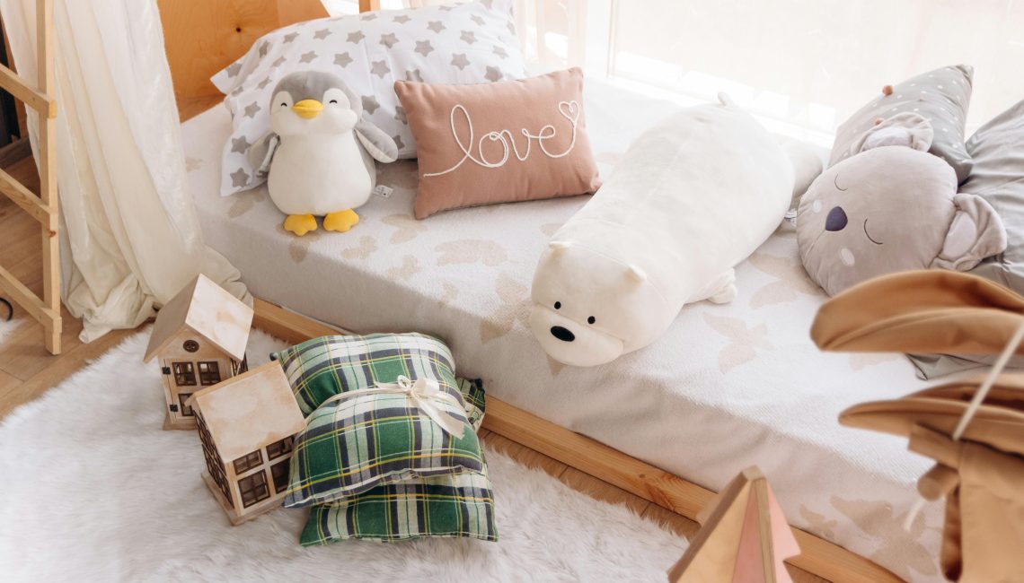 Łóżko dziecięce, na którym leżą zabawki.