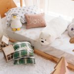 Moda z przesłaniem – ubrania i zabawki wspierające edukację i wartości