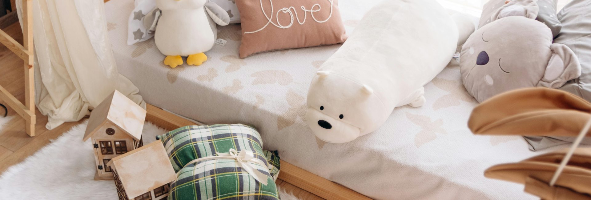 Łóżko dziecięce, na którym leżą zabawki.