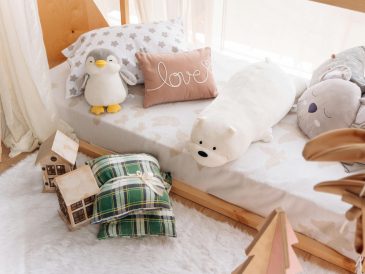 Łóżko dziecięce, na którym leżą zabawki.