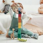 Moda z przesłaniem – ubrania i zabawki wspierające edukację i wartości