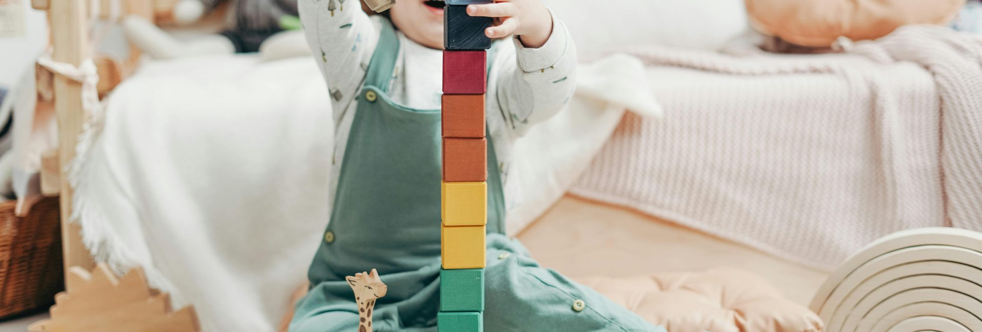 Chłopiec bawiący się klockami.