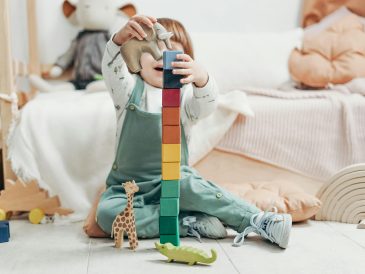 Chłopiec bawiący się klockami.