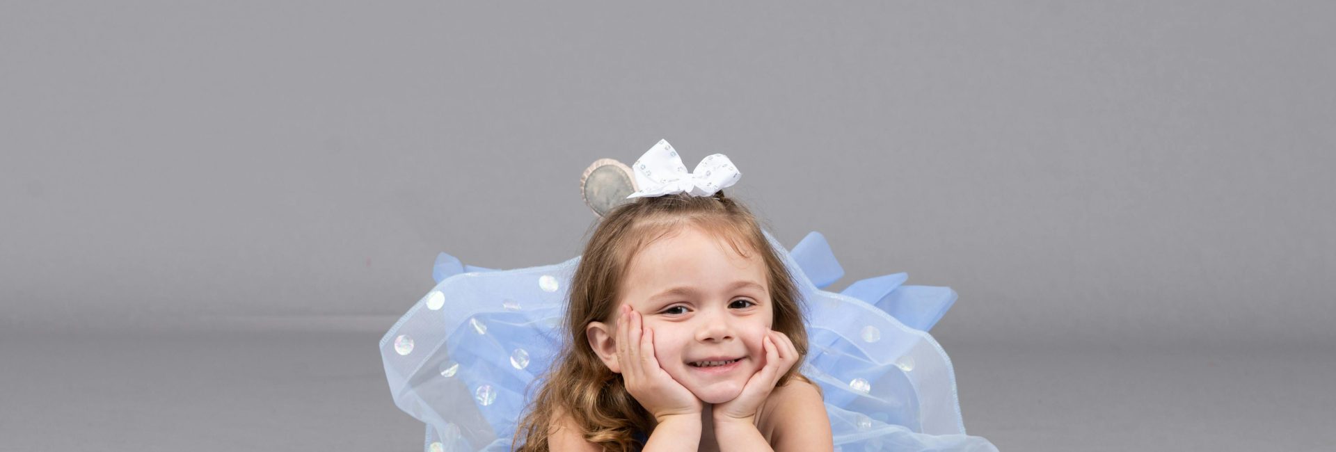 Dziewczynka przebrana za księżniczkę