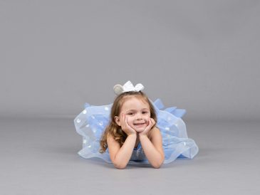 Dziewczynka przebrana za księżniczkę