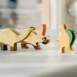 Jak wprowadzać dzieci w świat obowiązków – pierwsze domowe zadania