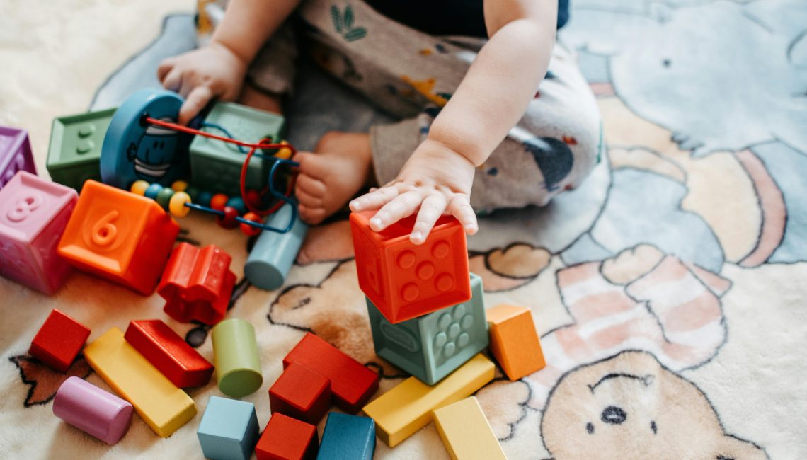 Dziecko bawi się klockami