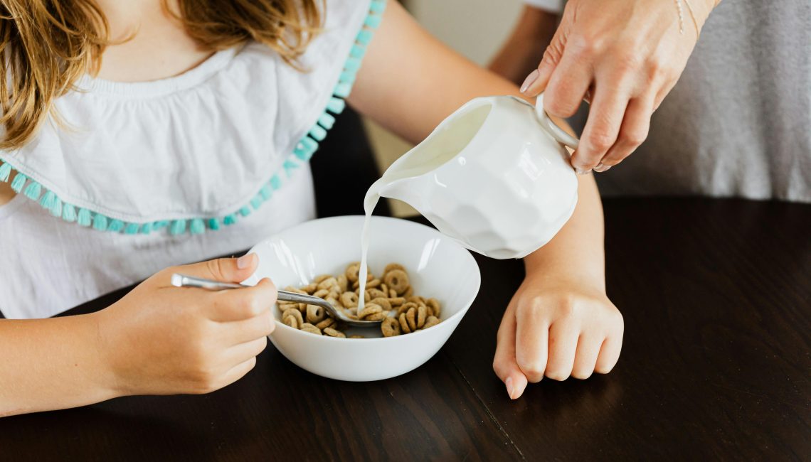 Dziecko je śniadanie