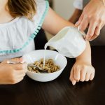 Jak wprowadzać dzieci w świat obowiązków – pierwsze domowe zadania