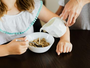 Dziecko je śniadanie