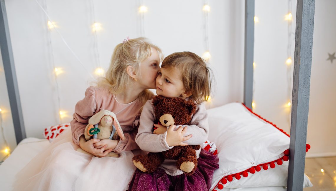 Dwie siostry pozują na zdjęcie podczas zdjęć rodzinnych