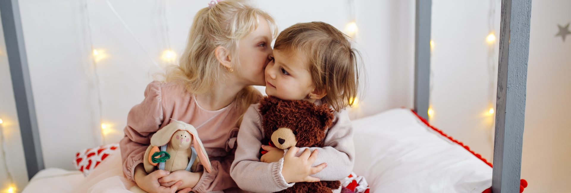 Dwie siostry pozują na zdjęcie podczas zdjęć rodzinnych