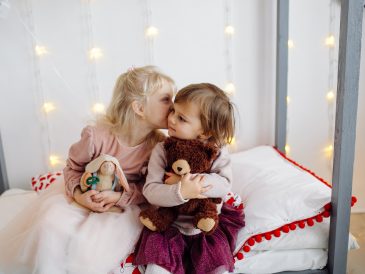 Dwie siostry pozują na zdjęcie podczas zdjęć rodzinnych